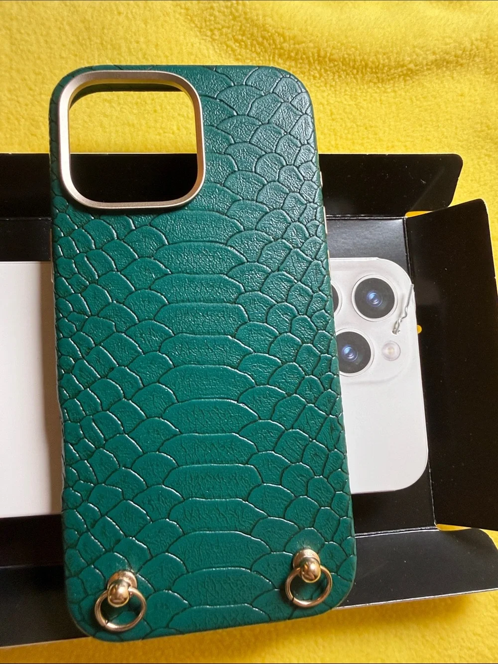 Green Textured Leather-Style Phone Case with Gold Accent 16promax